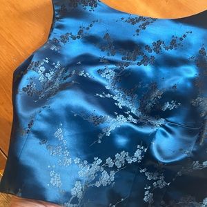 Ladies vintage classic Ann Taylor size 6 crop top silk with gorgeous pattern